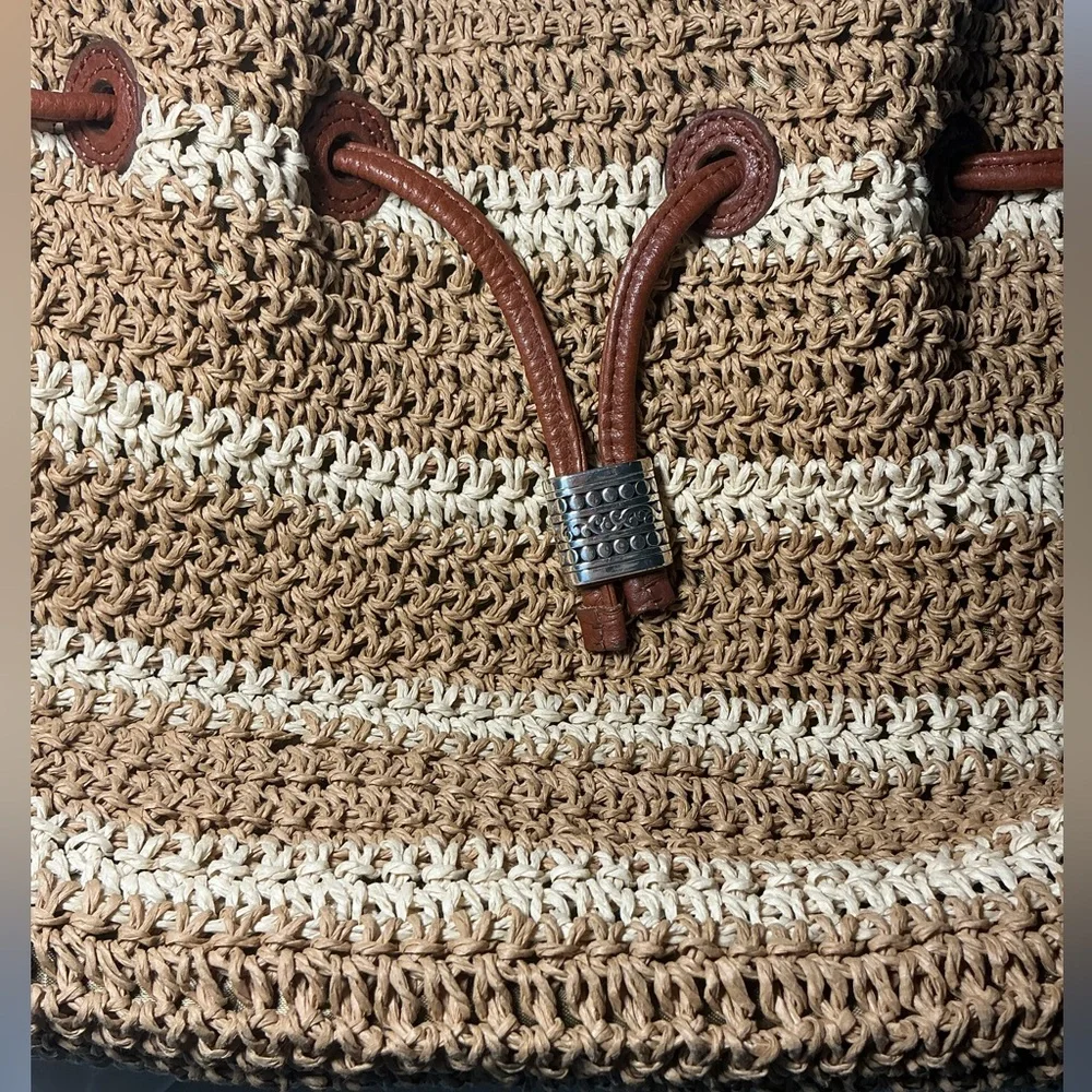 Brighton shoulder features hues